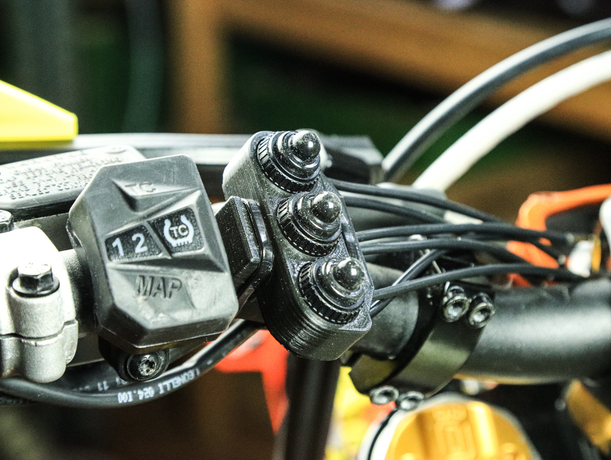 Triple mounting ON/OFF switches to the handlebars.